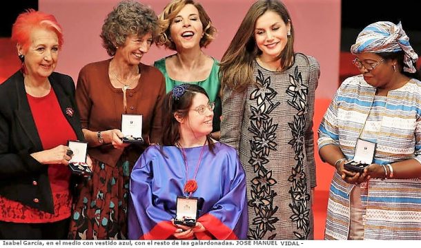 Lady Isabel condecorada con la medalla de oro de la Cruz Roja Española